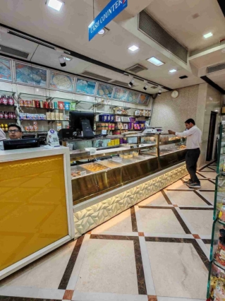 Display Counter – Elegant and Functional Showcasing Solutions